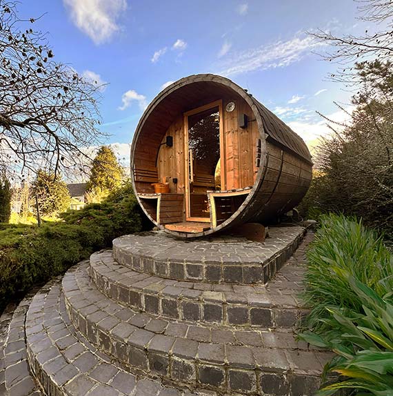 Outdoor-Ton-Sauna im Garten mit Treppe