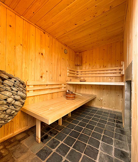 Saunaraum der Boudoir-Suite mit Huum-Ofen und Kamin auf beiden Seiten