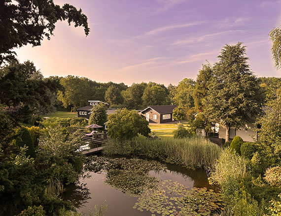 Wellness Tuin met 4 huisjes van bovenaf gezien in een overzichts foto van de gehele tuin