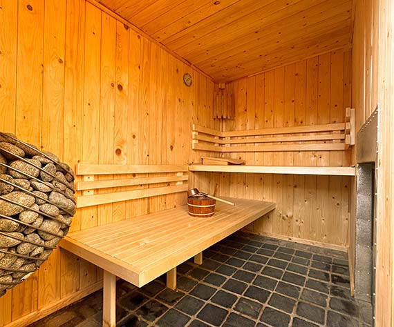 sauna de la suite boudoir avec poêle Huum et cheminée des deux côtés