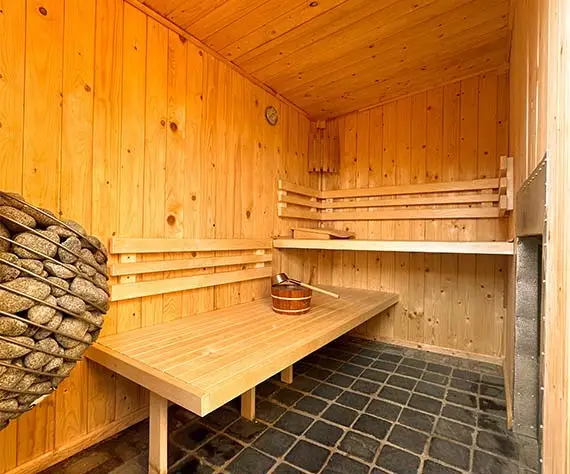 sauna ruimte van de Boudoir suite met Huum kachel en openhaard aan beide zijden