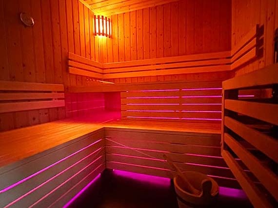 prive sauna achter de jachthut met romantische roze verlichting
